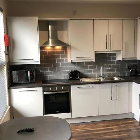 Harvey Apartments Лъндъндери Екстериор снимка