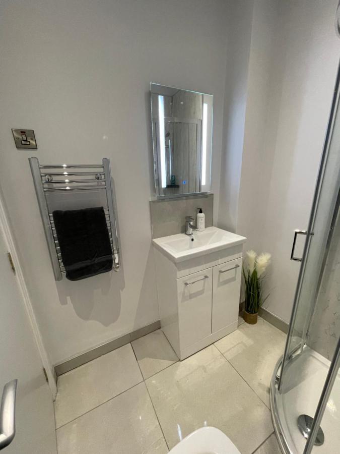 Harvey Apartments Лъндъндери Екстериор снимка
