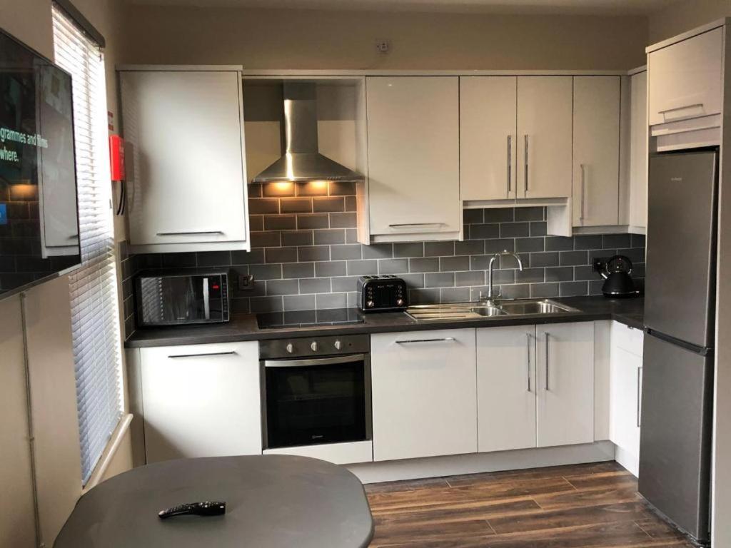 Harvey Apartments Лъндъндери Екстериор снимка